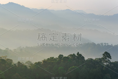 泰国keng kachan国家公园panothung的山峦上的薄雾美景