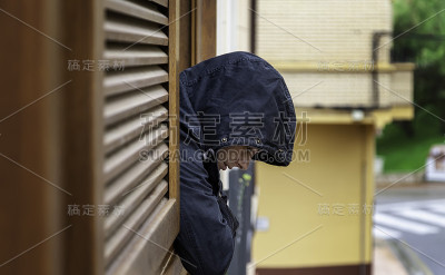 窗边伤心的人
