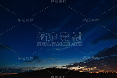 拂晓时，乌云密布的夜空。