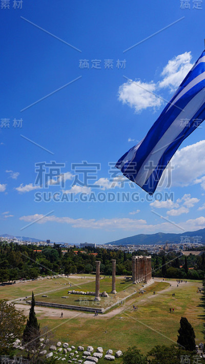一个春天的早晨，雅典历史中心，阿提卡，希腊，奥林匹亚宙斯神庙的标志性柱子的航拍照片
