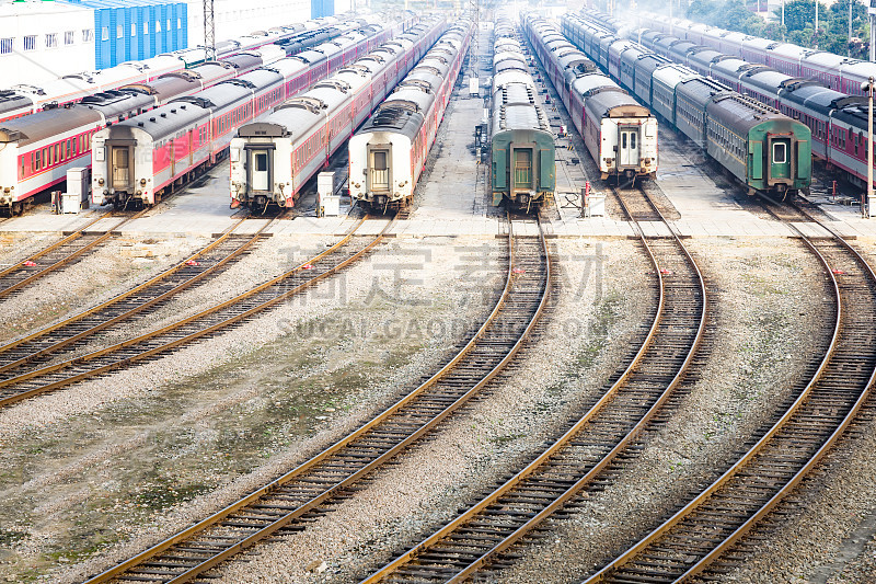 鸟瞰图的铁路枢纽与许多排车厢停车，中国