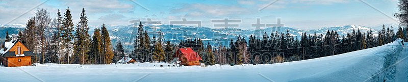 波兰南部美丽的冬季山地景观——阳光，大量的雪，蓝天和古老的森林