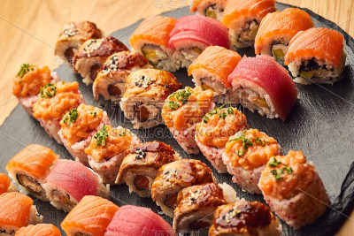各种寿司卷的黑色石头上。日本食品