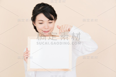 年轻女子手持白板