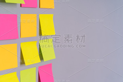 淡紫色的墙上贴着格子状的彩色贴纸