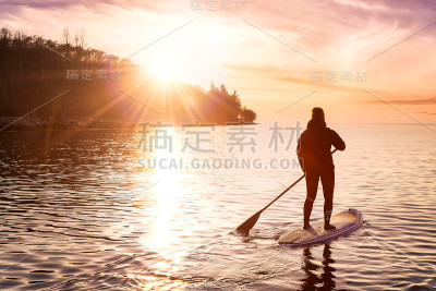 一个爱冒险的女孩在太平洋西岸的划桨板上划桨