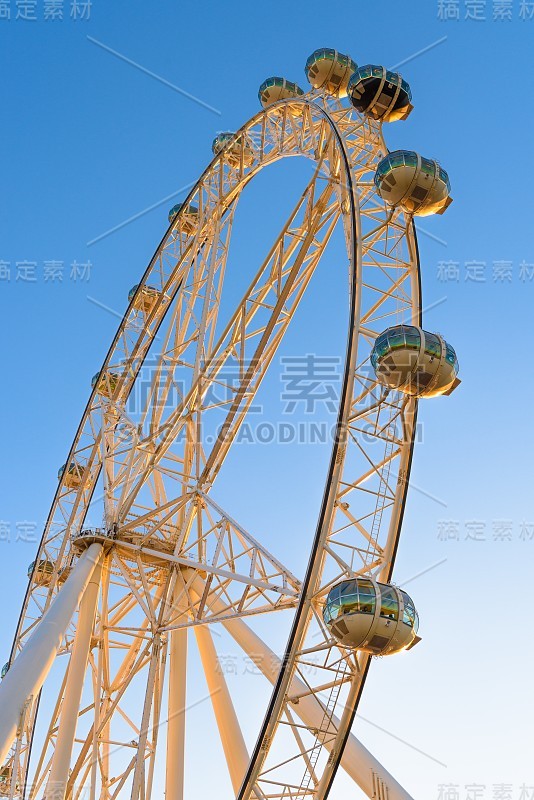 天空轮对美丽的阳光背景。