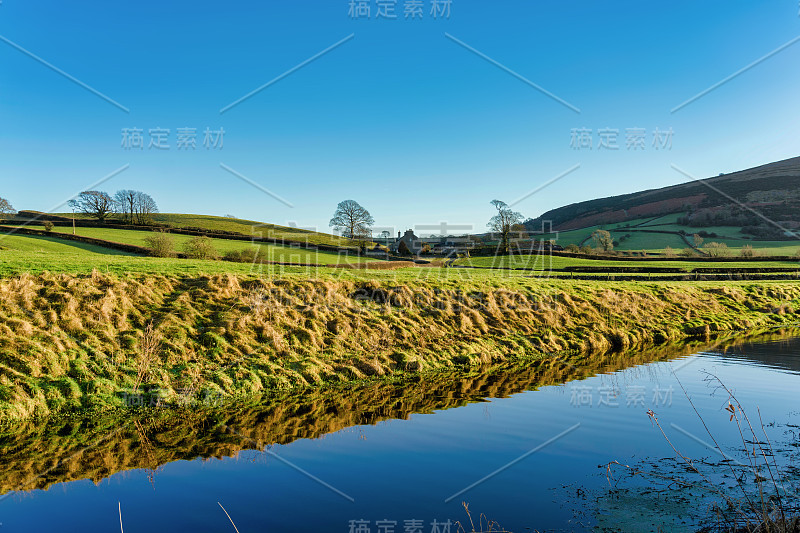 兰开斯特运河的斜景，法尔顿瀑布在远处