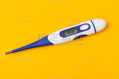 黄色背景上的电子医疗温度计(36.6度)