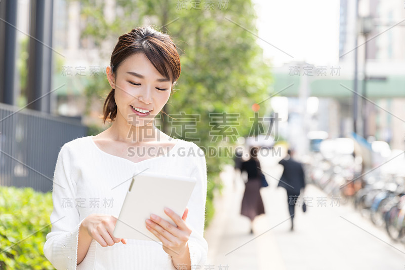 亚洲女人看平板电脑