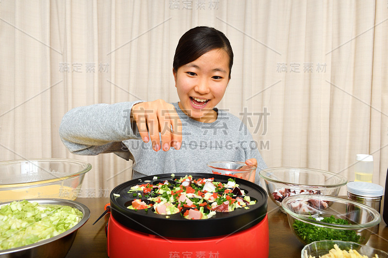 日本女孩喜欢章鱼馅饼派对