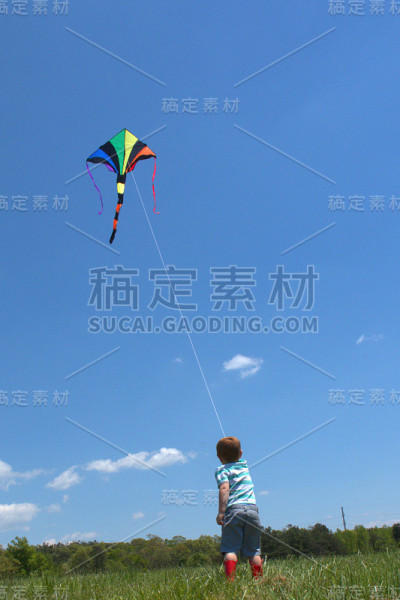 穿着靴子放风筝