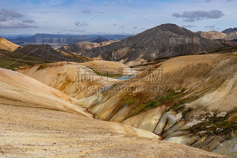 landmanalaugar五光十色的山脉在拉格维格徒步旅行路线。冰岛。由多种颜色的岩石、矿物质、青