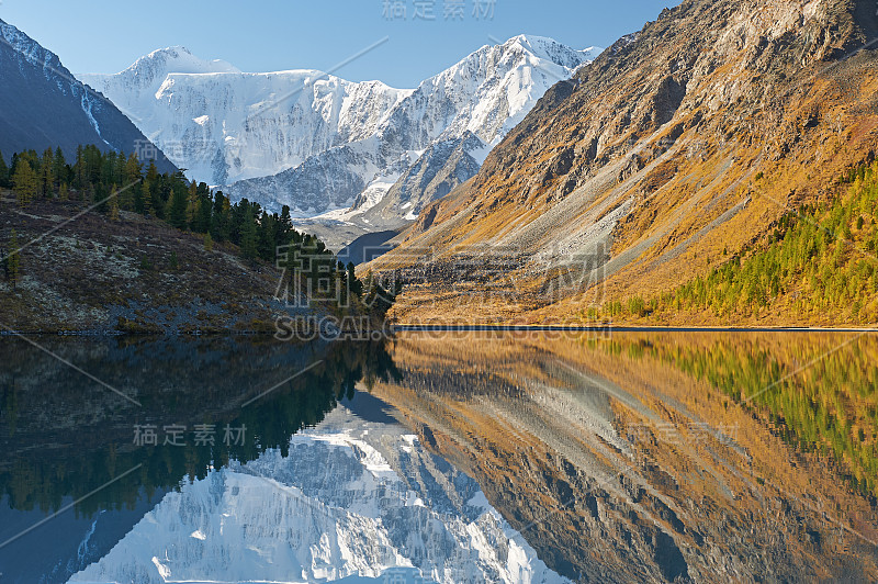 美丽的秋景，阿尔泰山俄。