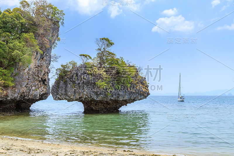 泰国甲米安达曼海的白比亚岛海滩上的蘑菇或伞状岩石