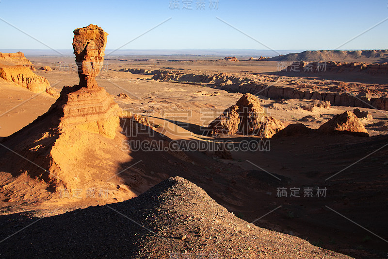 科曼察夫峡谷的红色悬崖