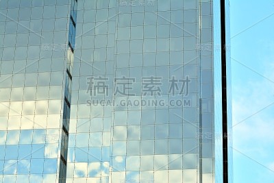 在蓝天的映衬下，商业区的现代摩天大楼