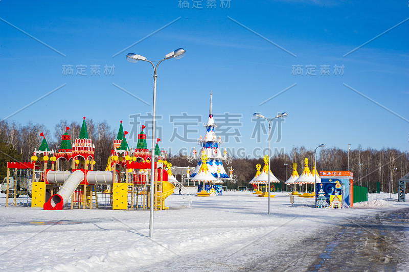 公园里的春天，积雪堆积，有摩天轮