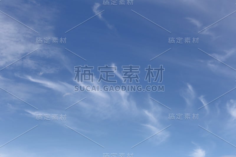 以白天晴空万里的白云为设计的自然背景。