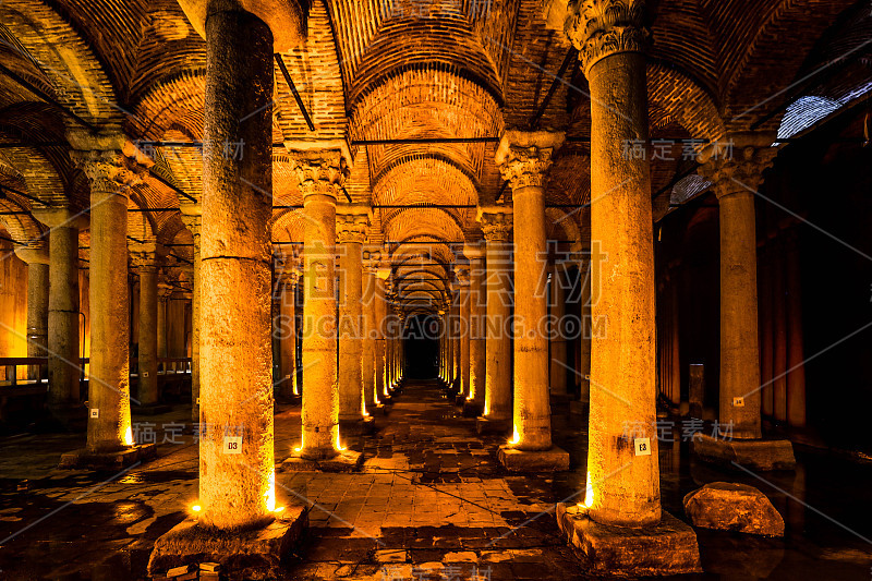 Basilica贮水池(土耳其语:yerbatan Sarayi - Sunken Palace)