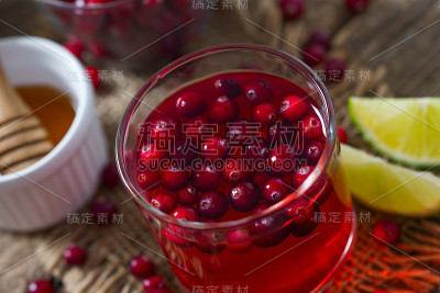 蔓越莓饮料在木制表面