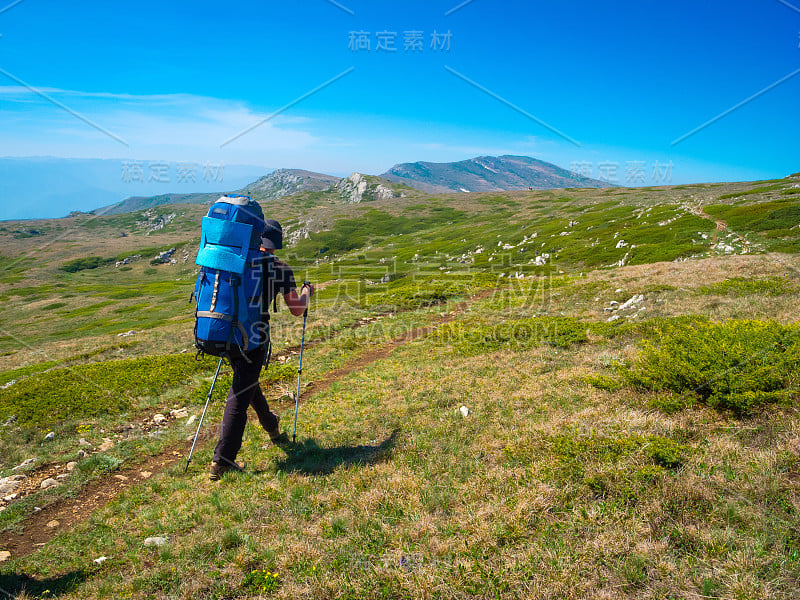 徒步旅行者在克里米亚徒步旅行