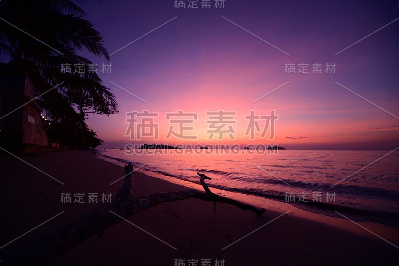 热带海滩上美丽的日落。天空和海洋