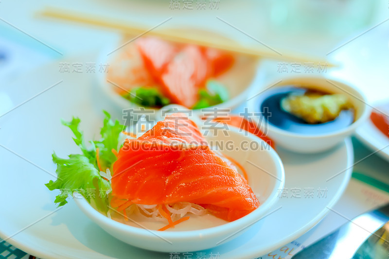 餐桌上的生鱼片是传统的日本料理