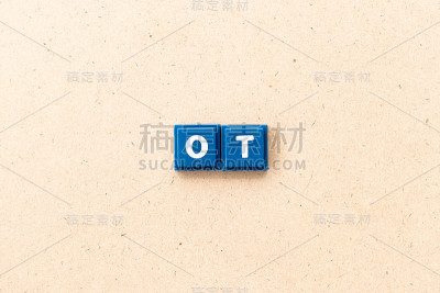 瓷砖字母以字ot(加班的缩写)为背景