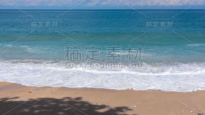 沙滩上有波浪和泡泡