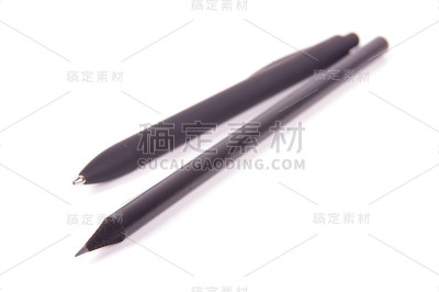 尖锐的铅笔和钢笔孤立在白色的背景上