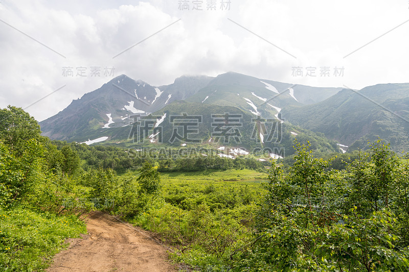 俄罗斯堪察加半岛瓦恰捷山脉。这些是一座古代火山的遗迹，由于一次强烈的喷发而分裂成几个部分。具有地区重