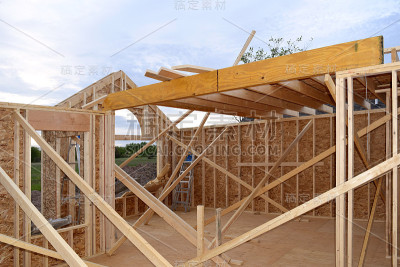 新家庭房子建设框架木材建筑商木匠工匠