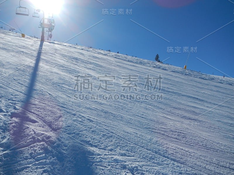 保加利亚班斯科的滑雪胜地，美丽的山和白雪皑皑的树