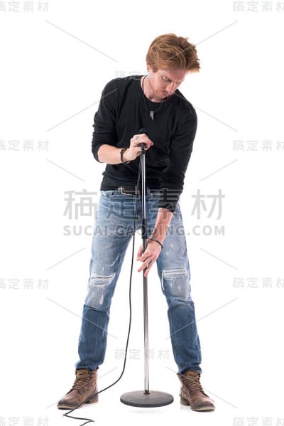 年轻好看的摇滚歌手调整麦克风站的高度