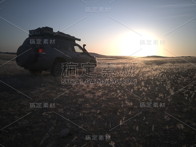 草原上的4x4赛车