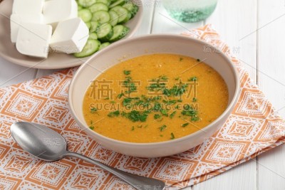土耳其传统扁豆汤，配以奶酪、黄瓜和欧芹