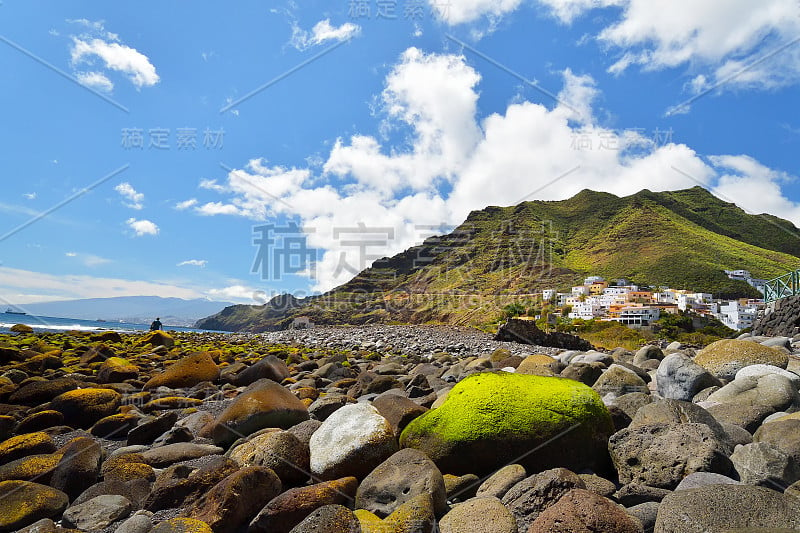 海浪拍打着海岸，绿色的岩石