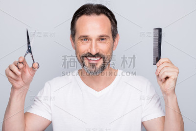 特写照片成熟的家伙都市美男拿着新发刷美容美发剪刀建议选择剪或刷穿白色t恤孤立的灰色背景