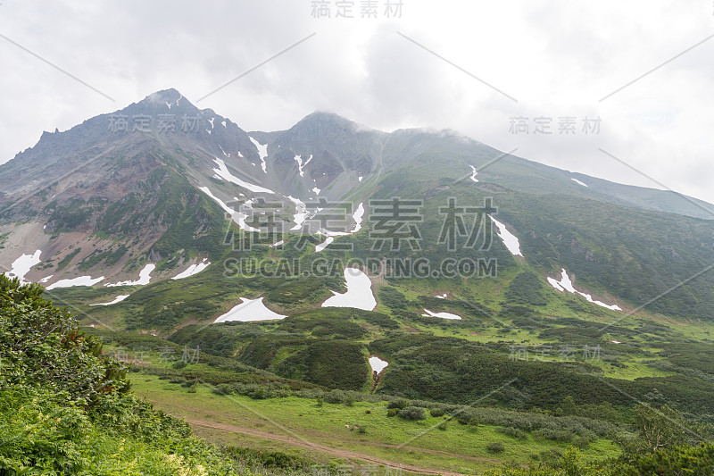 俄罗斯堪察加半岛瓦恰捷山脉。这些是一座古代火山的遗迹，由于一次强烈的喷发而分裂成几个部分。具有地区重