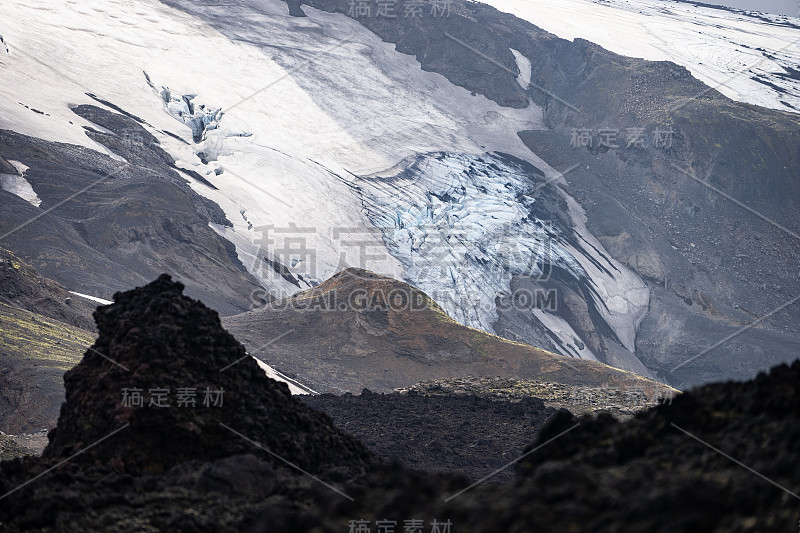 夏日阳光明媚的冰岛，Fimmvorduhals小径上美丽的冰川景观