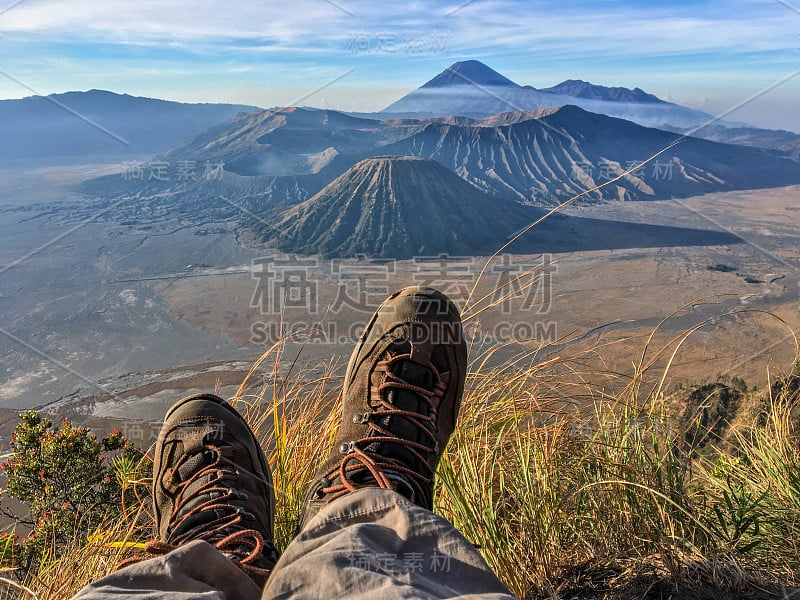 穿着旧登山鞋独自在野外欣赏美丽的布罗莫火山全景