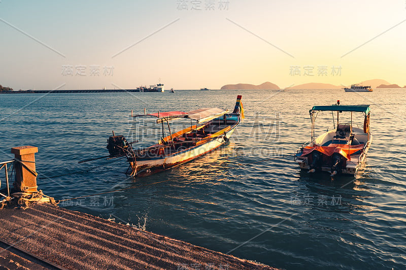 夕阳海——船在黄昏的海上，发出美丽的金色光芒