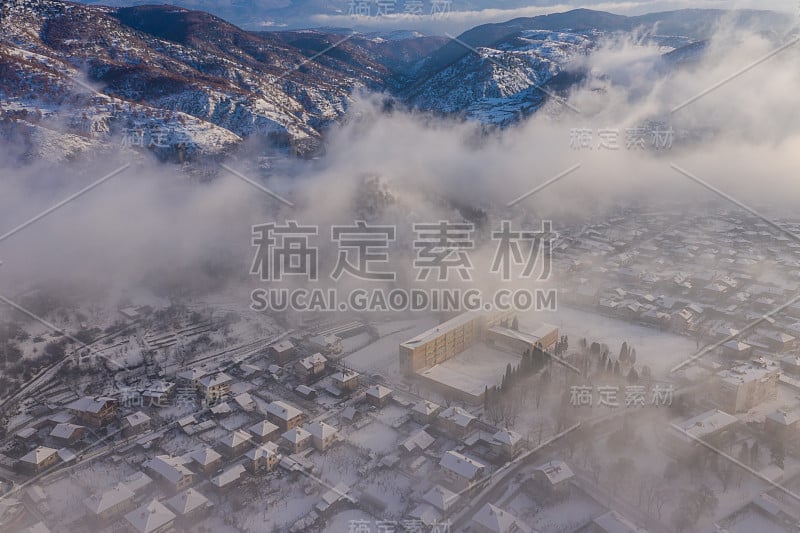 空中拍摄的欧洲雪城