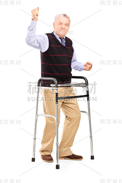 快乐成熟的绅士用步行者比划着幸福