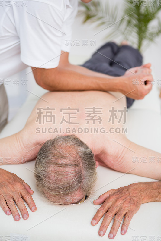 理疗师做背部按摩