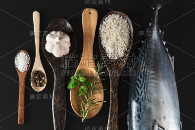 新鲜的鱼，米饭和香料