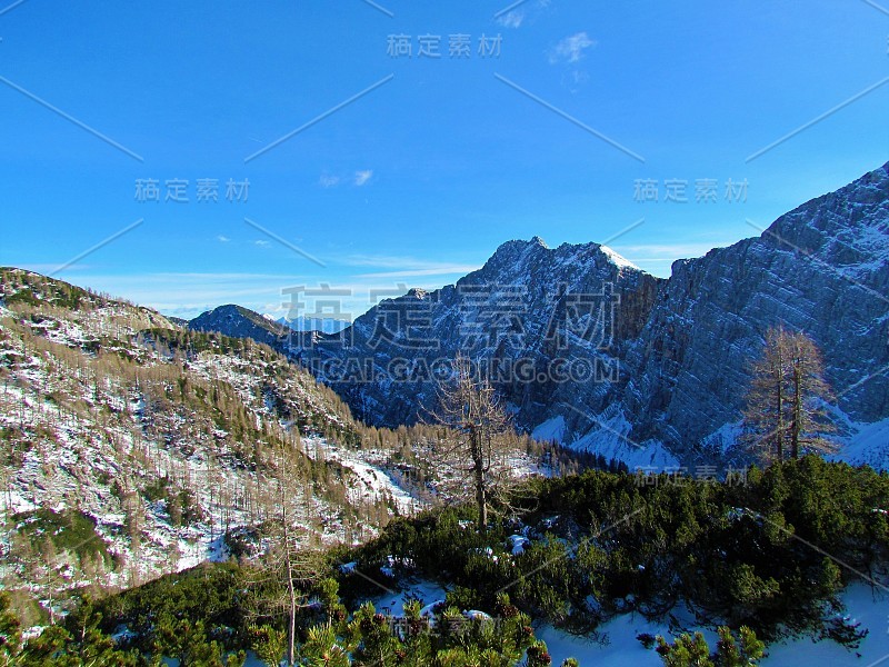 克玛山谷的积雪覆盖的山脉