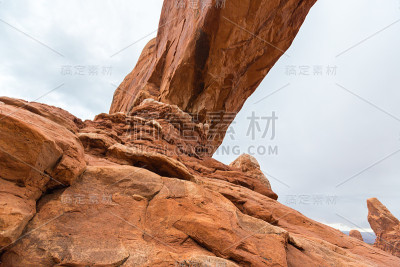 在犹他州的沙漠，拱门国家公园，戏剧性的暴风雨云和降雨，在秋天
