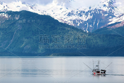 在阿拉斯加海湾钓鱼
